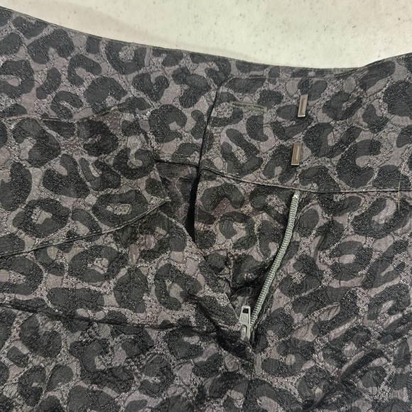 Ann Taylor Leopard Print Pants Straight Leg Cropped Black Gray Women’s Size 2P - Picture 7 of 11